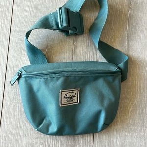 HERSCHEL SEA FOAM GREEN NWOT FANNY PACK PERFECT COND.  TRADITIONAL RED INTERIOR